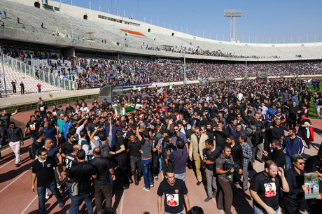 پیکر منصور پورحیدری از ورزشگاه آزادی تشییع می‌شود